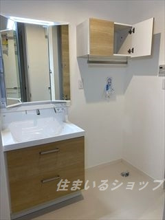 広島市安佐北区三入５丁目のアパートの洗面所|三面鏡付きシャンプードレッサー