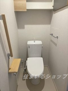 広島市安佐北区三入５丁目のアパートのトイレ|シャワートイレ・手すり・収納あり