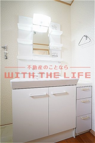 レグルスクレール【キャッシュバック対象物件】の独立洗面台|朝の支度にも助かる、独立の洗髪洗面化粧台