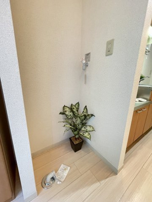【展望】 | スコーレサウス【SHM】 | 玄関脇にある室内洗濯機置き場です♪室内に置けるので洗濯機が傷みにくい☆