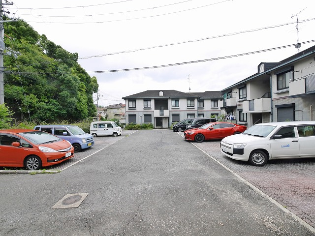 グランデージBの駐車場