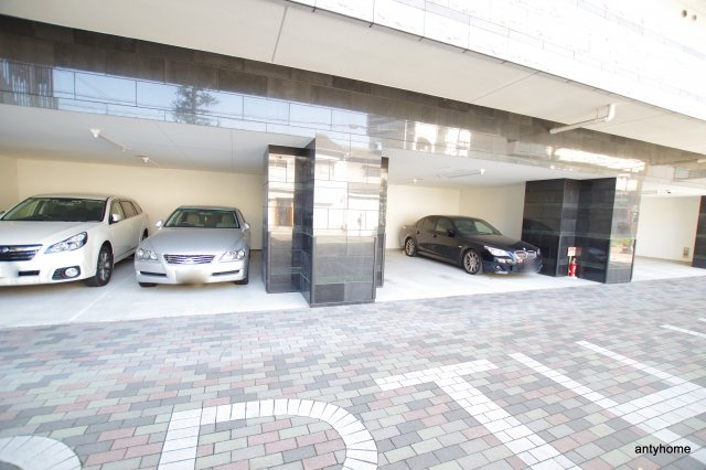 ノースヴィレッジバースプレイス本館　仲介手数料無料の駐車場