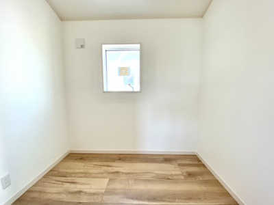 【その他共用部分】 | 【売主】MLH TSUJIDO 大庭６号棟（仲介手数料不要） | ２階にあるフリースペースです。ワークルームや書斎、ファミリークロークとして様々に活用頂けます。２口コンセントがありますので電源も取れます。