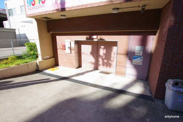 ドゥーエ江坂3　仲介手数料無料の駐車場
