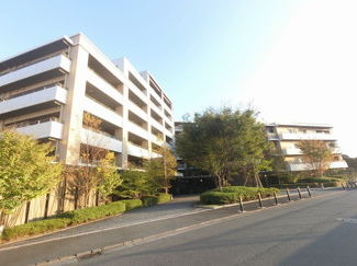 【外観】 | 総戸数４９７戸、平成２１年７月築、管理人は日勤勤務につき管理体制良好です♪