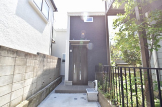 【外観】 | シックなカラーで落ち着きのある雰囲気を演出した新築物件！