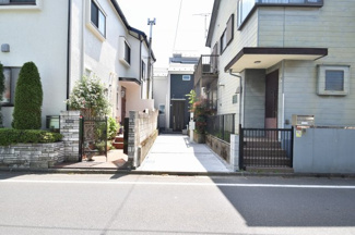 【前面道路含む現地写真】 | 近くには、コンビニエンスストアやスーパーマーケット、郵便局などが徒歩10分圏内にございます！