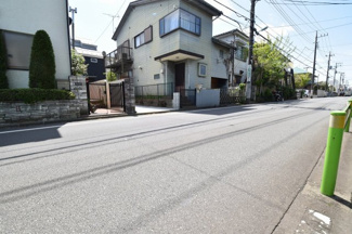 【前面道路含む現地写真】 | 車通りの少ない前面道路は、約8ｍの広さで日々の車庫入れにもストレスを感じることは御座いません。