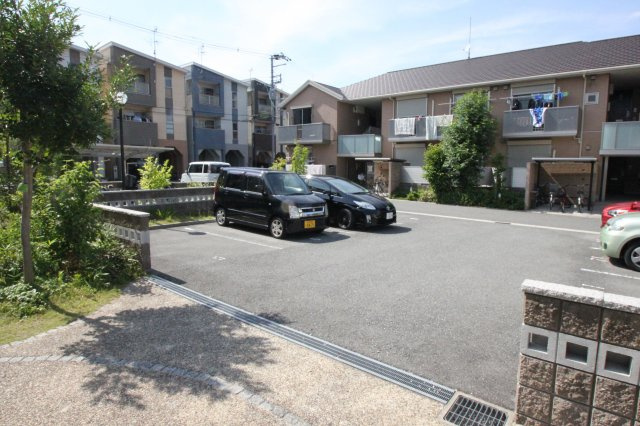 東大阪市衣摺３丁目のアパートの駐車場