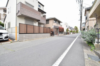【前面道路含む現地写真】 | 近くには、コンビニエンスストアやスーパーマーケットなどがあります！