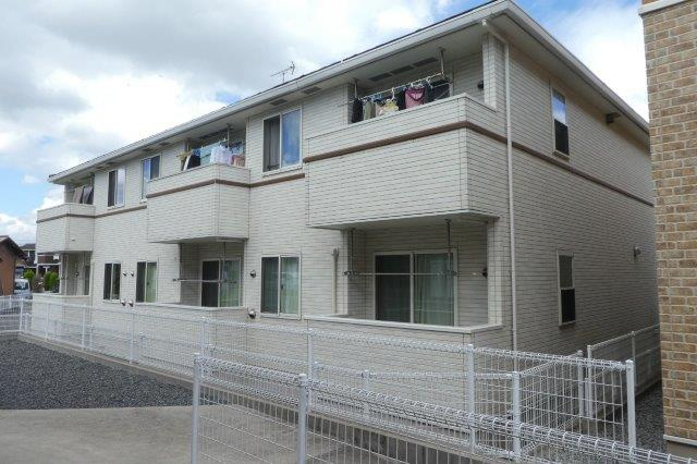 総社市西郡のアパートの外観