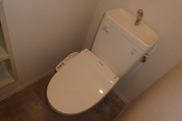 メゾン・エクランタンⅡのトイレ|シャワー付きトイレ