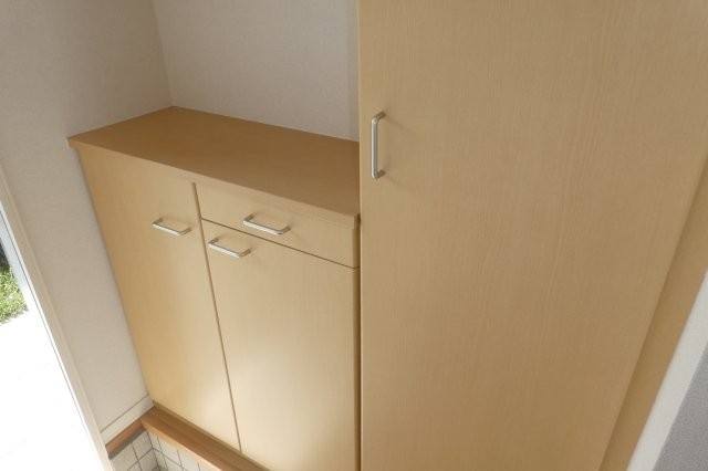 メゾン・エクランタンⅡの玄関|シューズボックス