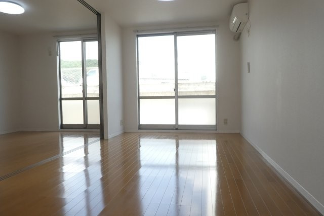 メゾン・エクランタンⅡの居間・リビング|リビング