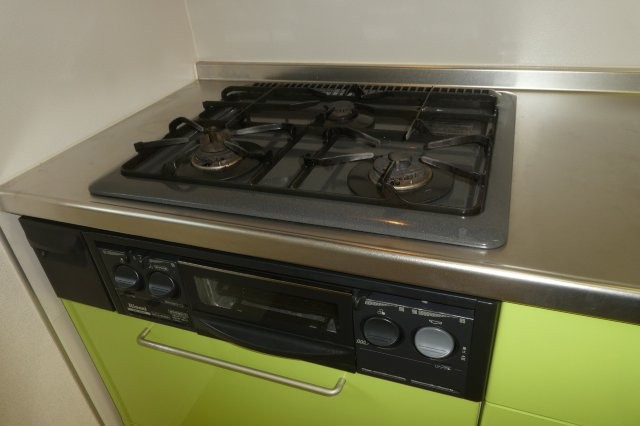 メゾン・エクランタンⅡのキッチン|3口ガスコンロ