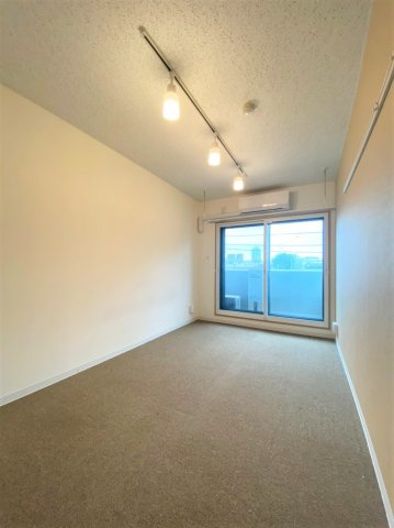 「防音マンション」ハーモニーグラシア大山の居間・リビング|居室は防音床、防音壁、防音天井となっており、コンクリートの厚みは１８０㎜と、まさに楽器を演奏するためにつくられた24時間楽器演奏可能の防音室です。(同フロア別部屋)