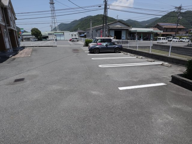 ドミール中通　Bの駐車場