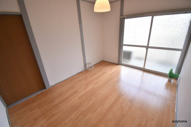 江坂ビル　仲介手数料無料の居間・リビング