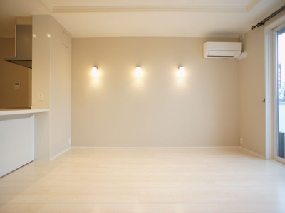 【居間・リビング】 | セレッソ | 壁付けのオシャレな間接照明があります。