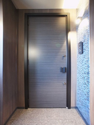 【玄関】 | セレッソ | 玄関前横はおしゃれなブルーです。