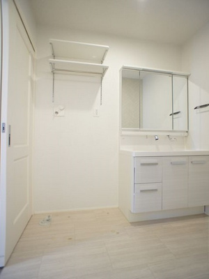 【独立洗面台】 | セレッソ | 洗髪洗面化粧台と洗濯機置き場があります♪