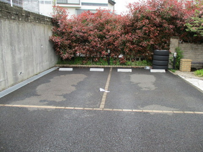 【駐車場】 | グレイスコート南原A | いつでも目の届く敷地内に駐車場があります♪荷物がかさばりがちなお買物にも、敷地内駐車場があると便利ですよね☆