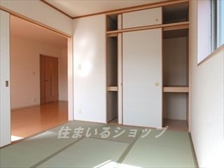 グレースヒルズK-8の寝室|押入・天袋・窓あり