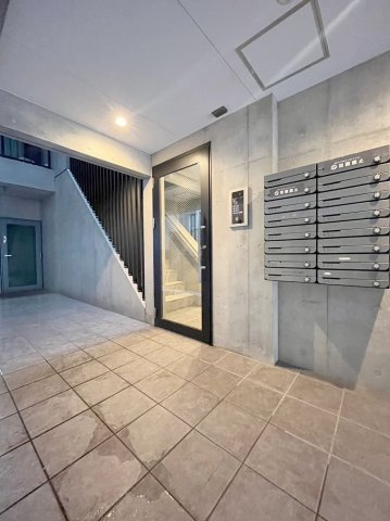 「防音マンション」ラシクラス目白通りのエントランス|おしゃれと重厚感を併せたエントランス。
