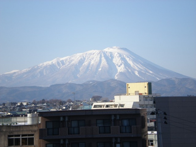 【展望】 | トーカンマンション盛岡駅前プラザ壱番館 | 玄関からみた岩手山