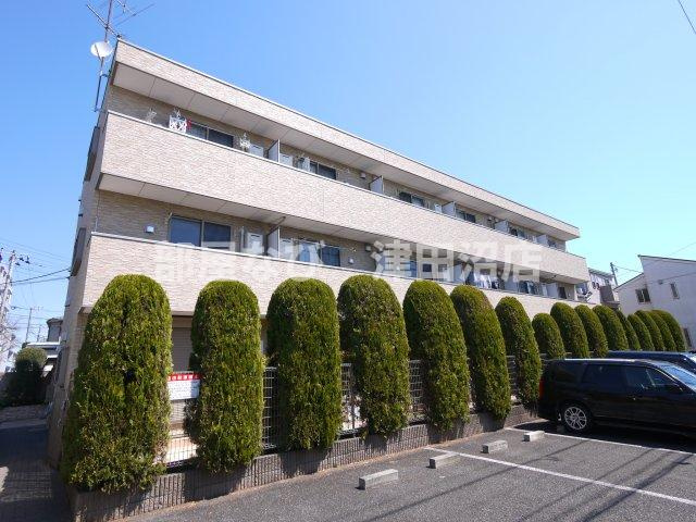 ストリームの外観|３階建ての建物です