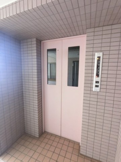 【その他共用部分】 | お買い物時やベビーカーの出し入れに便利なエレベーター付です。