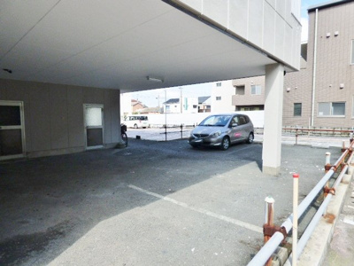 【駐車場】 | タウンコート昭和町 | 建物下が駐車場になっています。屋根付きで嬉しい♪
