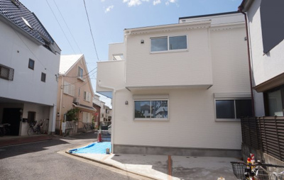 【外観】 | 新築戸建　鎌倉1丁目 | 建物東側は道路に面していますので、日当たり良好です。東側より撮影