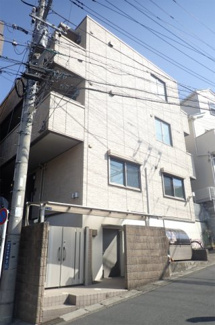 【外観】 | 積水ハウス施工の賃貸住宅シャーメゾン♪小田急線「百合ヶ丘」駅より徒歩5分の3階建てマンション☆通勤通学はもちろん、お買い物やお出かけにもGood☆