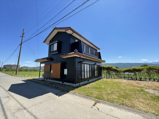 みちガエル家・中箕輪の前面道路含む現地写真|南側敷地の広さが陽当り良好を生み出します。