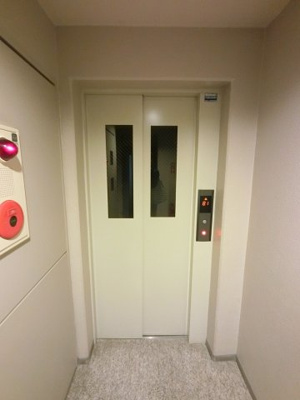 【その他共用部分】 | リーベスト保土ヶ谷 | お買い物時やベビーカーの出し入れに便利なエレベーター付です。