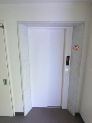 【その他共用部分】 | 山手パークハイツ | お買い物時やベビーカーの出し入れに便利なエレベーター付
混雑時にも便利なエレベーター2基付です。