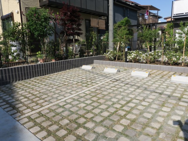 グレイス本八幡の駐車場