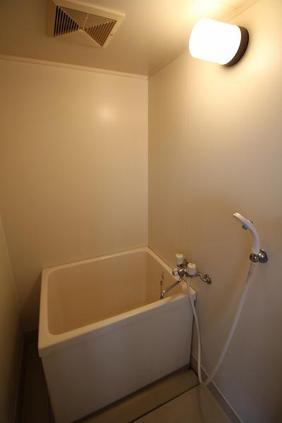 佼和荘の浴室|コンパクトで使いやすいお風呂です