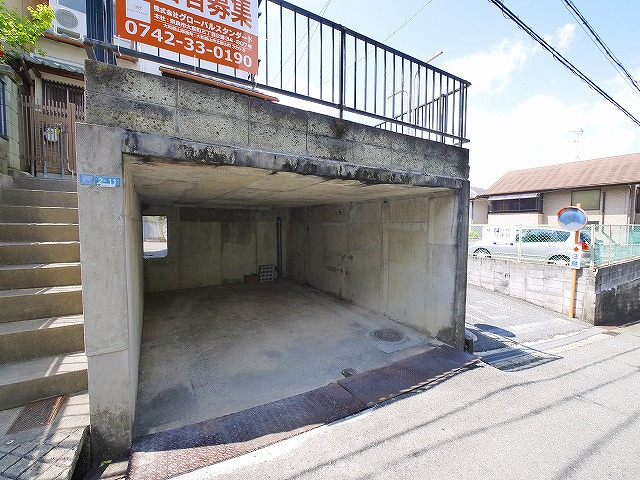 あやめ池南3丁目戸建の駐車場