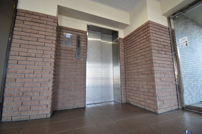 【その他共用部分】 | ライオンズガーデン武蔵小金井第２ | お子様を抱っこしていても、重い荷物を持っていてもエレベーター完備なので楽々ですね。