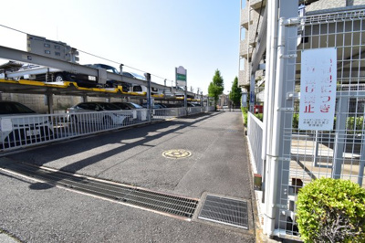 【駐車場】 | ライオンズガーデン武蔵小金井第２ | 敷地内駐車場なので車の通りは多くありません。運転の苦手な方にも安心して車庫入れができますね。