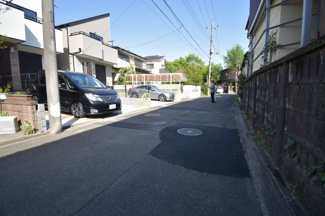 【前面道路含む現地写真】 | 前面道路公道5メートルあります。運転が苦手な奥様でも楽々駐車可能です。