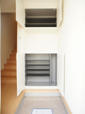 【玄関】 | グリーンスクエアＪ | 1階玄関！たくさん収納できるシューズボックスが付いています♪