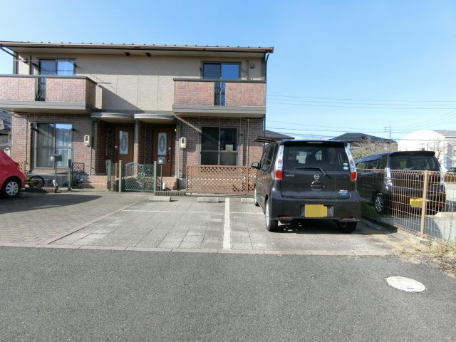 パル カヤクラC棟の駐車場