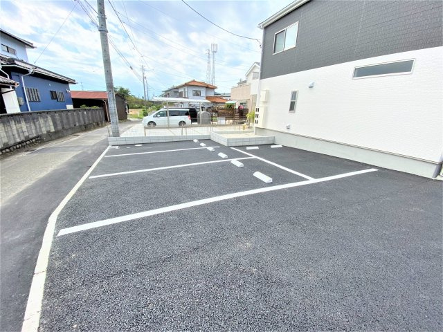 リーブルファイン日長の駐車場
