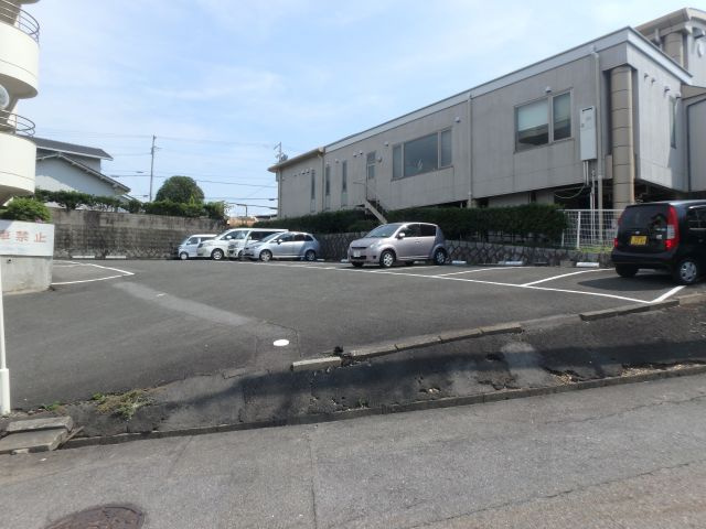 メゾン雁宿の駐車場