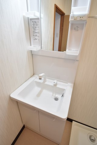 シャトーダンの独立洗面台|洗面所独立の使いやすい設計。温水洗浄便座完備の清潔感ある水回り