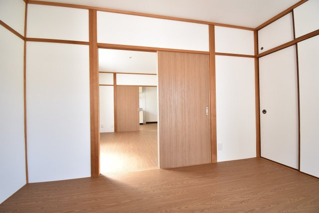シャトーダンの洋室|落ち着いた色調の洋室です