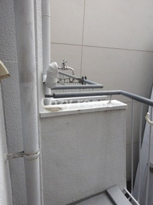 【設備】 | メゾン江坂 | 室外洗濯機置き場です